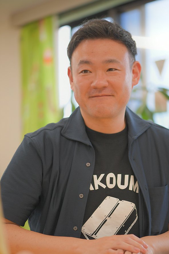 講師・林拓郎の近影。柔らかい表情でワークショップに臨んでいる